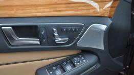 Mercedes Klasa E W212 Facelifting - galeria redakcyjna - sterowanie w drzwiach