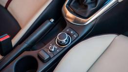 Mazda 2 1.5 Sky-G i-ELOOP - galeria redakcyjna - tunel środkowy między fotelami
