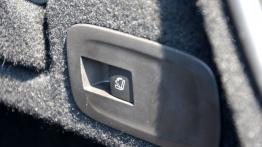 Opel Cascada 2.0 BiTurbo CDTI ecoFLEX 195KM - galeria redakcyjna - uchwyt do składania tylnej kanapy