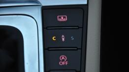 Volkswagen CC Coupe 2.0 TDI CR DPF 177KM - galeria redakcyjna - tunel środkowy między fotelami