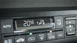 Honda Civic IX Sedan 1.8 i-VTEC 142KM - galeria redakcyjna - panel sterowania wentylacją i nawiewem
