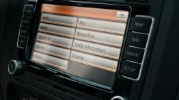 Volkswagen Jetta VI Sedan 2.0 TDI CR DPF 140KM - galeria redakcyjna - radio/cd/panel lcd
