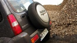 Suzuki Jimny Standard 1.3 VVT 85KM - galeria redakcyjna - tył - inne ujęcie