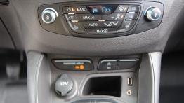 Ford Tourneo Courier 1.6 TDCi 95KM - galeria redakcyjna - panel sterowania wentylacją i nawiewem