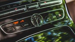 Mercedes-Benz Klasa E 220d (2016) - galeria redakcyjna - zegarek na desce rozdzielczej