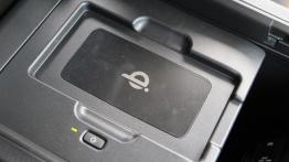 Lexus NX 200t 238KM - galeria redakcyjna - ładowarka indukcyjna w podłokietniku