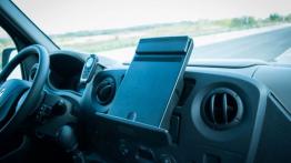 Renault Master Furgon L3H2 2.3 dCi - galeria redakcyjna - uchwyt na dokumenty na konsoli środkowej