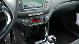 Kia pro_ceed II GT 1.6 T-GDI 204KM - galeria redakcyjna - konsola środkowa