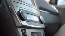Toyota Avensis III Sedan Facelifting 2.2 D-CAT 177KM - galeria redakcyjna - konsola środkowa