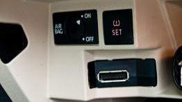 Volkswagen Jetta VI Sedan 2.0 TDI CR DPF 140KM - galeria redakcyjna - schowek przedni otwarty