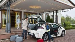 Opel Ampera - wersja przedprodukcyjna - tył - bagażnik otwarty