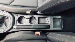 Seat Ibiza FR - galeria redakcyjna - tunel ?rodkowy mi?dzy fotelami