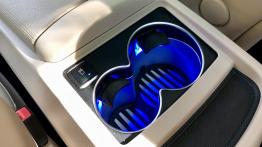 Mercedes V250d - galeria redakcyjna - tunel środkowy między fotelami