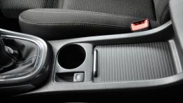 Opel Astra J Sedan 1.7 CDTI ECOTEC 130KM - galeria redakcyjna - tunel środkowy między fotelami