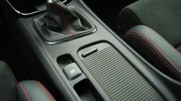 Kia pro_ceed II GT 1.6 T-GDI 204KM - galeria redakcyjna - tunel środkowy między fotelami