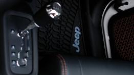 Jeep Wrangler III Unlimited Facelifting 2.8 DOHC I-4 Turbo CRD 200KM - galeria redakcyjna 2 - dywani