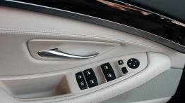 BMW Seria 5 F10-F11 Limuzyna M550d xDrive 381KM - galeria redakcyjna - sterowanie w drzwiach