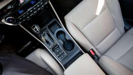 Hyundai Tucson 1.6 T-GDI 177 KM - galeria redakcyjna - uchwyt na kubek