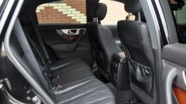 Infiniti FX II Crossover Facelifting 5.0 V8 390KM - galeria redakcyjna - tylna kanapa