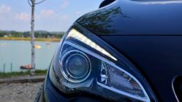 Opel Cascada 2.0 BiTurbo CDTI ecoFLEX 195KM - galeria redakcyjna - prawy przedni reflektor - włączon