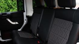 Jeep Wrangler III Unlimited Facelifting 2.8 DOHC I-4 Turbo CRD 200KM - galeria redakcyjna 2 - tylna 