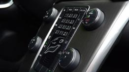 Volvo V40 II Hatchback 1.6 T3 150KM - galeria redakcyjna - konsola środkowa