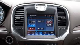 Lancia Thema II Sedan 3.6 V6 286KM - galeria redakcyjna - radio/cd/panel lcd