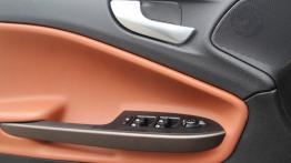 Alfa Romeo Giulietta 1.4 TB 170KM - galeria redakcyjna - drzwi kierowcy od wewnątrz