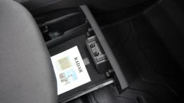 Ford Tourneo Courier 1.6 TDCi 95KM - galeria redakcyjna - szuflada pod fotelem przednim