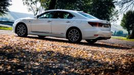Lexus LS IV Facelifting 600h 394KM - galeria redakcyjna - lewy bok