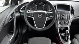 Opel Astra J Sedan 1.7 CDTI ECOTEC 130KM - galeria redakcyjna - kokpit