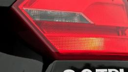 Volkswagen Jetta VI Sedan 2.0 TDI CR DPF 140KM - galeria redakcyjna - prawy tylny reflektor - włączo