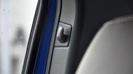 Skoda Octavia RS wewnątrz - wieszak na ubrania