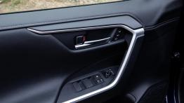 Toyota RAV4 2.5 Hybrid Dynamic Force 218 KM - galeria redakcyjna - sterowanie w drzwiach