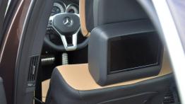 Mercedes Klasa E W212 Facelifting - galeria redakcyjna - ekran systemu multimedialnego z tyłu