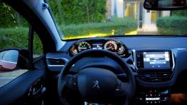 Peugeot 208 5d Facelifting 1.2 PureTech 110 KM - galeria redakcyjna - kokpit, nocne zdjęcie