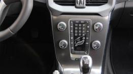Volvo V40 1.6 T3 150KM - galeria redakcyjna - konsola środkowa