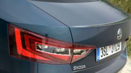 Skoda Superb III Sedan - galeria redakcyjna - tył - inne ujęcie