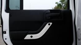 Jeep Wrangler III Unlimited Facelifting 2.8 DOHC I-4 Turbo CRD 200KM - galeria redakcyjna 2 - drzwi 