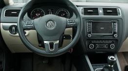 Volkswagen Jetta VI Sedan 2.0 TDI CR DPF 140KM - galeria redakcyjna - kokpit