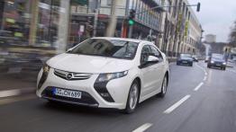 Opel Ampera - wersja przedprodukcyjna - przód - reflektory włączone