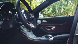 Mercedes Klasa C 220d 4MATIC - galeria redakcyjna  - widok ogólny wnętrza z przodu