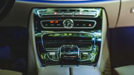 Mercedes-Benz Klasa E 220d (2016) - galeria redakcyjna - tunel ?rodkowy mi?dzy fotelami