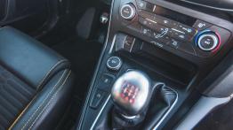 Ford Focus ST FL - galeria redakcyjna - dźwignia zmiany biegów