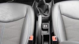 Opel Karl - galeria redakcyjna - tunel środkowy między fotelami