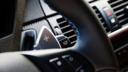 BMW X5 E70 M SUV 4.4 V8 555KM - galeria redakcyjna - manetka zmiany biegów pod kierownicą