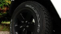 Jeep Wrangler III Unlimited Facelifting 2.8 DOHC I-4 Turbo CRD 200KM - galeria redakcyjna 2 - koło