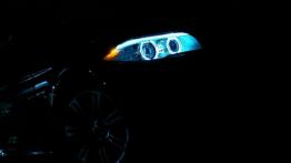 BMW Seria 5 F10-F11 Touring 520d 184KM - galeria redakcyjna - prawy przedni reflektor - włączony