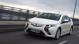 Opel Ampera - wersja przedprodukcyjna - przód - reflektory włączone