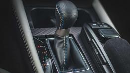 Lexus GS F - galeria redakcyjna - tunel środkowy między fotelami